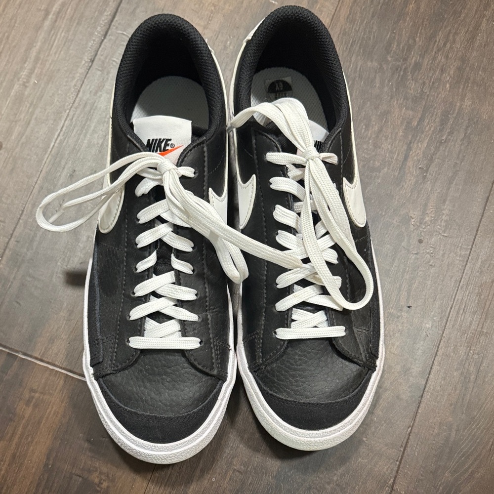 Nike Boys Classic Black and White Sneakers size 8 in women’s
